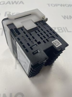Omron E5CC-QX2A M-800 régulateur de température PID monté sur panneau avec 16 sorties numériques 0,4 kg