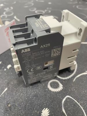 Contacteur ABB AX25-30-10-80 AC unipolaire, type de signal à extrémité unique et classe de protection IP67 pour une performance durable