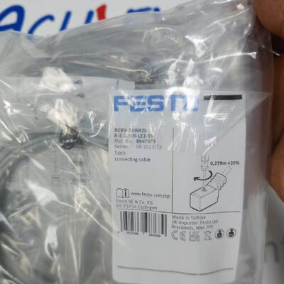 Le câble de raccordement de la soupape solénoïde Festo NEBV-Z4WA2L-R-E-2