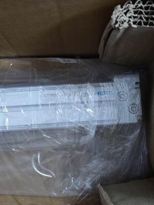 Cylindre d'entraînement pneumatique guidé FESTO DGC-K-25-600-PPV-A